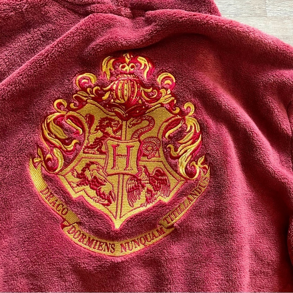 Pottery Barn Teen Gryffindor Burgundy Red plush Velour Robe One Size crest on no - Picture 3 of 5
